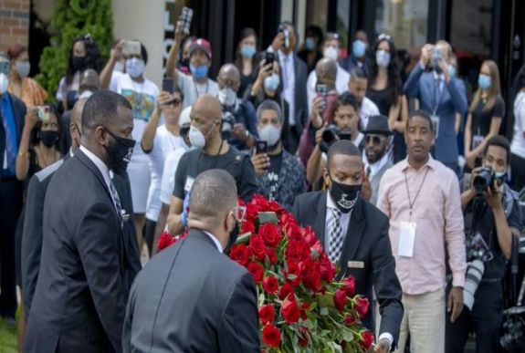 Washingtoni tömegmenetre szólítottak George Floyd gyászszertartásán