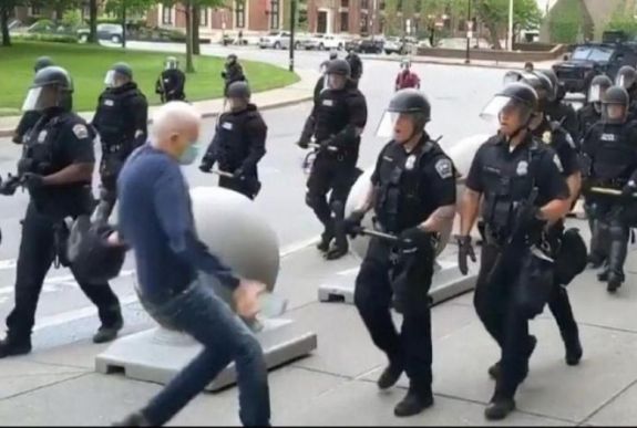 Amerikai tüntetések: a buffalói rendőrség különleges egységének minden munkatársa lemondott