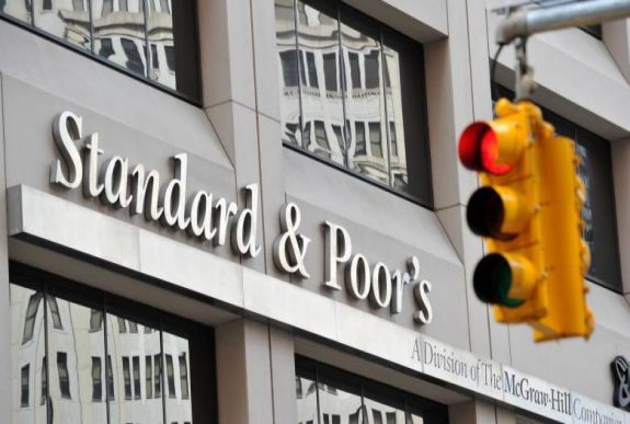 Negatív kilátásokkal megerősítette Románia államadós-besorolását a Standard & Poor's