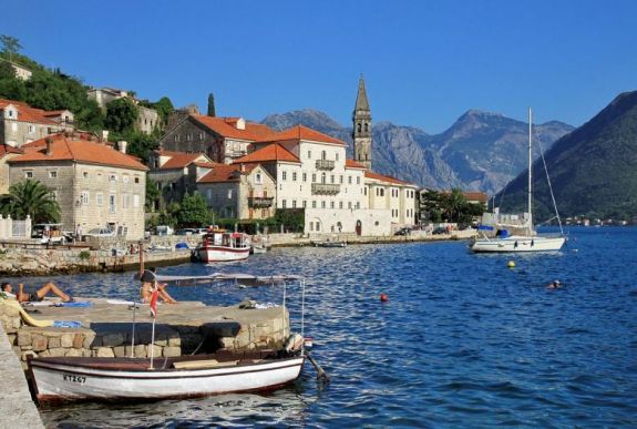 Montenegróban már nem kötelező a maszk, Szerbia nyári fesztiválokat tervez