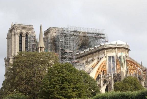 Hétfőn megkezdődik a Notre-Dame leégett huszártornya körüli állványzat elbontása