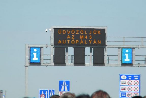 Már a nagylaki autópálya-határátkelőn is rendezhetik a magyar útdíjat a külföldiek
