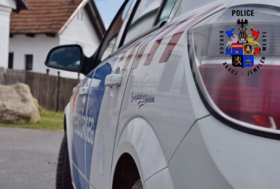 Forgalmi és jogosítvány nélkül, térdig begipszelve vezetett egy sofőr