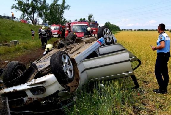 FRISSÍTVE – Lezuhant az autópálya-felhajtóról egy gépkocsi Arad megyében