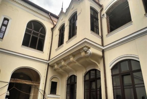 Megújult a váradi görögkatolikus püspöki palota belső udvara