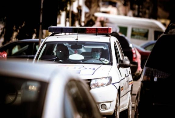 Két rendőr meghalt, miután az autójuk fának ütközött