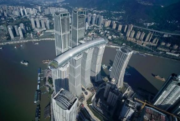 Egy 300 méteres „vízszintes felhőkarcoló” lett Kína legújabb látványossága