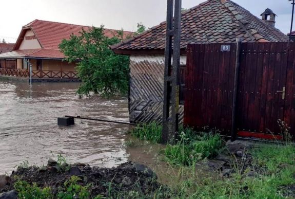Elárasztott háztartások, tönkretett utak maradtak a Hargita megyei áradások után