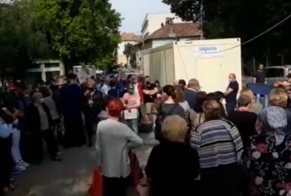 Daganatos betegek százai várakoztak a kolozsvári onkológia előtt, hogy kezelésben részesülhessenek