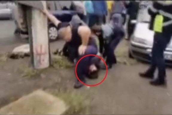 Resicabányán is egy férfi nyakára térdelt a rendőr, eljárás indult