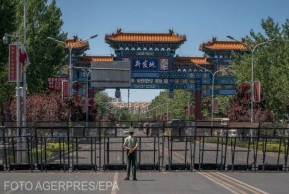 Peking szigorításokkal és széleskörű teszteléssel küzd a járvány újabb hulláma ellen