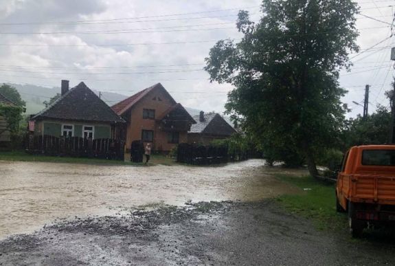 Elárasztotta a víz a Maros megyei Nyárádköszvényest