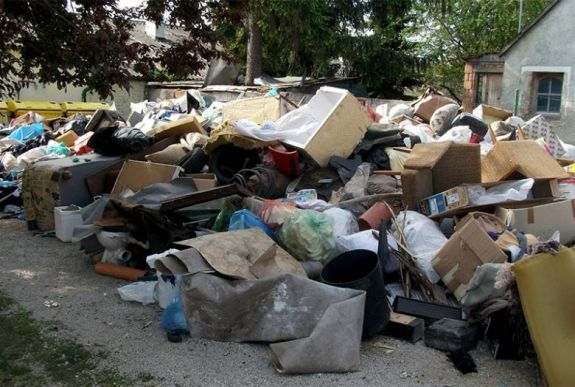 Letartóztatták az újszülöttet lomok közé rejtő férfit