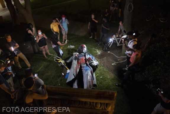 Ledöntötték a tüntetők egy konföderációs tábornok szobrát Washingtonban