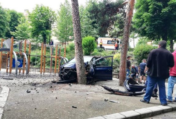 Különös baleset Sepsiszentgyörgyön: a játszótéren állt meg az autó