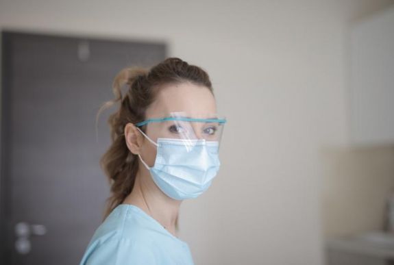 Jelentősen lassítja a vírus terjedését a maszkviselés egy német kutatás szerint