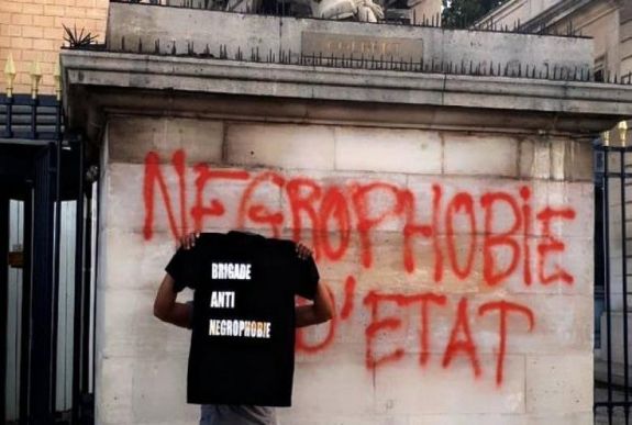 Megrongálták Colbert szobrát a francia nemzetgyűlés előtt, az elkövetőt őrizetbe vették