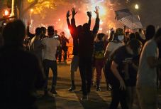 Gyújtogattak a Fehér Ház környékén, könnygázzal oszlattak az amerikai fővárosban