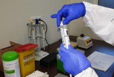 Negatív tesztjei ellenére is a koronavírus áldozatának nyilvánítottak egy asszisztensnőt