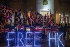 Nagy-Britannia kész „visszafogadni” több millió hongkongit