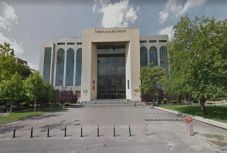 Bombariadó miatt kellett kiüríteni a bukaresti törvényszék épületét