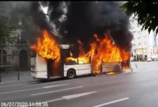 Kigyulladt egy trolibusz Bukarest belvárosában