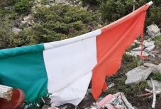 Megoszlanak a vélemények a Madarasi Hargitán talált megrongált jelképekről