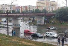 Az első kiadós eső után áll a víz Arad hírhedt felüljárója alatt