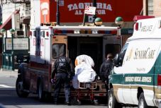 Koronavírus: az Egyesült Államokban két hónap óta hétfőn halt meg a legkevesebb beteg