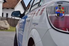 Forgalmi és jogosítvány nélkül, térdig begipszelve vezetett egy sofőr