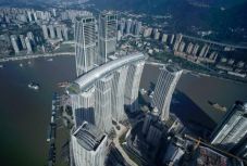 Egy 300 méteres „vízszintes felhőkarcoló” lett Kína legújabb látványossága