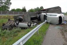 Felborult egy román tréler Szeged határában