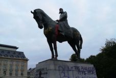 II. Lipót brüsszeli lovasszobrát is „utolérte a végzet”