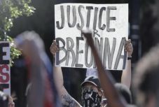 Amerikai tüntetések: Louisville-ben betiltják az értesítés nélküli házkutatást