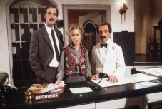 Levették műsorról a Waczak szálló egy epizódját is a „rasszista sértések” miatt