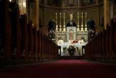 Tătaru: július elseje előtt nem tarthatók beltéri templomi szertartások