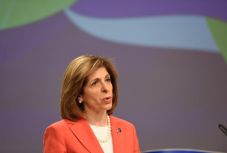 Uniós biztos: a járvány nem ért véget, további erőfeszítéseket kell tenni 