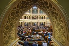 Magyarország: elfogadták a veszélyhelyzet megszüntetéséről szóló törvényt