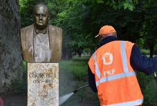 Összefirkálták Winston Churchill budapesti szobrát