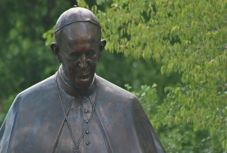 Zavart okozott a „Dacoromania” szó Ferenc pápa bukaresti szobrán