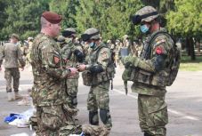 A védelmi miniszter szerint a katonák nyugdíja nem minősül különnyugdíjnak