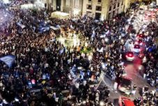 Tömegek ünnepeltek Nápoly utcáin, kiakadt a WHO képviselője