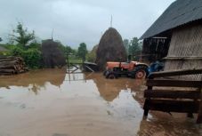 Házakat, gazdaságokat, termőföldeket öntött el a víz Arad megyében