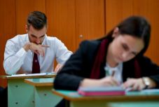 A magyar nyelv és irodalom vizsgával folytatódik kedden az érettségi