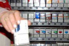 Törvénytervezet: csak „pult alól” árulhatnak cigarettát az üzletek