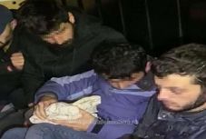 Huszonegy menekültet találtak egy kisteherautóban Nagylaknál