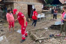 Helyreállt a vasúti közlekedés Nagyenyeden, de számos utat és hidat megrongált az ár