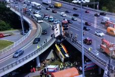 Lezuhant egy busz egy felüljáróról Varsóban