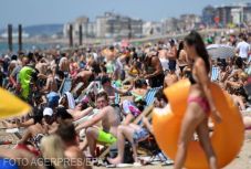 Elözönlötték a britek a tengerparti fürdőhelyeket