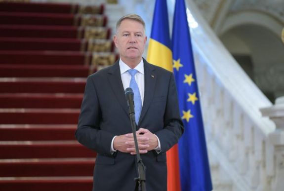 Csalódott az SZNT: tiltakozásuk ellenére is odaadják Iohannisnak a Nagy Károly-díjat